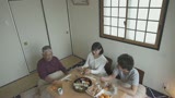 イビキをかいてる父親の横で義母とムスコは燃え上がる！声を我慢してイキまくる新妻2