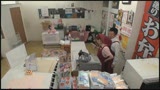 閉店後の店内でパートの人妻を犯すスーパー店長の記録映像0