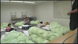 部活動合宿で睡眠薬夜這いをする顧問教師の記録映像6