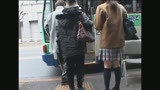 「通学バスで尻を触っても抵抗できない女子校生に勃起チ○ポを握らせてヤらせる」16