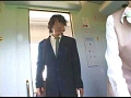 「ワザとか?それとも偶然か?体温が感じるほど密着寸前の接客をしてくるグ○ーンアテンダントに出会ったらヤらなければいけない電車内の勃起マナー」0