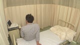 看護師のスカートの中を見上げ撮りしたパンチラ映像でセンズリしてたら本人に見られ怒られたのに予定外の陰部洗浄をお願いされヤられた10