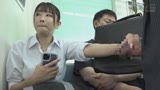 満員電車で目の前に座るJ○に正面からフニャチン勃起を見せつけたら恥ずかしがりながらも興味津々！他の客がいるのにチ○ポを握ってくれましたVOL.128