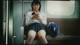 制服美少女の電車パンチラ ミニスカむっちり美脚の奥に覗く純潔パンティを画面いっぱいでじっくり抜きたい貴方へ4