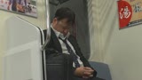 疲れたおじさんリーマンが大好きでわざと満員電車に乗り込み中年精子を搾り取るノーパン痴女女子○生 天馬ゆい28