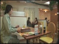 ウエイトレスの女の子にどでかいおチンチンをこっそり見せつけ挑発した8