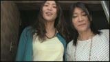 母娘ぶっ潰しレ〇プ 父親が居ない隙に家に上がり込まれた犯され親子2 25