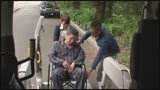 還暦・五十路おばちゃんヘルパーたちの老人性介護物語　6組の介護現場ドキュメンタリー映像19
