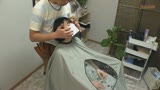 美容室で上半身はカット中　下半身のケープの中はエロ行為進行中！！　イタズラされたお洒落美女20名10