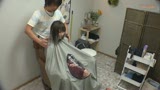 美容室で上半身はカット中　下半身のケープの中はエロ行為進行中！！　イタズラされたお洒落美女20名36