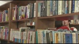 図書館で働く真面目な女性･･･と思ったら、エプロンの隙間から見える超ミニスカートからのパンチラが僕をソソる誘惑！！僕の視線に気付いたのか、やたらとパンチラを見せつけてくるのでもう辛抱たまりません！！35