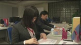 真面目でカワイイ新入女子社員と二人っきりの残業中「コレはもしかしたらエッチな展開になってしまうかも！」･･･などと期待する余裕も無いくらい仕事に追われヘトヘトの僕。ふと気がつくといつの間にか居眠り…0