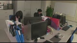 真面目でカワイイ新入女子社員と二人っきりの残業中「コレはもしかしたらエッチな展開になってしまうかも！」･･･などと期待する余裕も無いくらい仕事に追われヘトヘトの僕。ふと気がつくといつの間にか居眠り…28