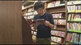 本屋でエロ本を立ち読みして勃起してしまった僕。これはマズイと周りをうかがうと巨乳でソソる女店員と目が合ってしまった。彼女の視線を感じながらますます勃起していると、後ろから巨乳を押しつけ僕の乳首や股間…0