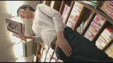 本屋でエロ本を立ち読みして勃起してしまった僕。これはマズイと周りをうかがうと巨乳でソソる女店員と目が合ってしまった。彼女の視線を感じながらますます勃起していると、後ろから巨乳を押しつけ僕の乳首や股間…29