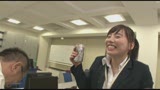 一人残業中の使えない僕の元に、飲み会帰りのソソる先輩女子社員が手土産片手に酔っぱらってやって来た！！29