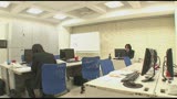 「社内羞恥パンストを一人で楽しむ女子社員」同じ会社のソソる女子社員、実は社内でパンストの中にバイブを仕込んでバレるかハラハラしながら仕事している変態OL！僕に見つかって止めると思いきや「そのまま見て…0