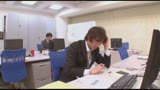 「社内羞恥パンストを一人で楽しむ女子社員」同じ会社のソソる女子社員、実は社内でパンストの中にバイブを仕込んでバレるかハラハラしながら仕事している変態OL！僕に見つかって止めると思いきや「そのまま見て…11