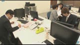 やっと入社できた会社に美人女子社員！しかも手取り足取りボクに教えてくれるソソられる環境！！仕事を忘れて興奮しっぱなしのボクだったけど、女子社員のデスクから大人のおもちゃを発見！？27