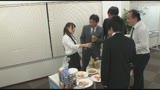 可愛いソソる新人女子社員を会社で歓迎会！飲ませて一発と考えていたが･･･彼女は飲んだら大暴れの露出狂！！2