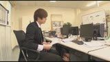 イタズラ好きな新人女子社員がどんどんエロ過ぎるイタズラを！？他の社員がいても、こっそりチ〇ポをイジり倒してきた！！14