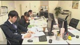 イタズラ好きな新人女子社員がどんどんエロ過ぎるイタズラを！？他の社員がいても、こっそりチ〇ポをイジり倒してきた！！28