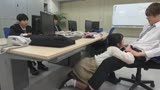 真面目だと思っていた地味で小柄な女子社員が…実はムッツリスケベのチ〇ポ大好き娘！バレないように僕のチ〇ポを机の下で握りしめ、勝手に手コキ＆濃厚フェラチオ！3