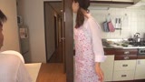 制服エプロンと独身男　親戚の家出娘の後ろ姿に朝勃ちチ○ポを押し当てたらパンツが濡れてマン汁が糸を引く！2