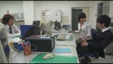 中途採用の僕が女子中心の部署でボイン先輩女子社員の胸チラやパンチラに勃ちまくった。気付いた先輩は他の社員にバレないように机の下で優しく握りしめてくれました10