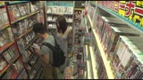 旦那の帰りが遅くてムラムラ来た若妻はエロDVD売り場にチ○ポを漁りにやってくる2