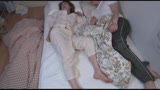 一人暮らしの息子を心配して夫婦で上京してきたママと十数年ぶりに同じ布団で寝ることに。 2 僕の勃起チ○ポに腰をクネらせる。4