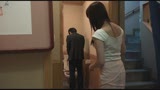 同窓会で会った憧れの彼女は人妻になっていた｡旦那と上手くいってないのか彼女いない歴３０年の僕のチ○コを机の下で握りしめて放さない。みんなの目を盗んで店内でヤッちゃっていいんですね？！31