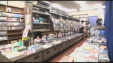 本屋で人妻のパンチラが目の前に！参考書探してる真面目学生にエロ本見せつけ、胸チラやパンチラ誘惑してくるいけない奥様。12