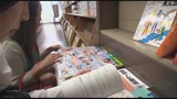 本屋で人妻のパンチラが目の前に！参考書探してる真面目学生にエロ本見せつけ、胸チラやパンチラ誘惑してくるいけない奥様。1