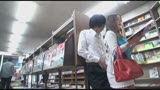 本屋で人妻のパンチラが目の前に！参考書探してる真面目学生にエロ本見せつけ、胸チラやパンチラ誘惑してくるいけない奥様。2