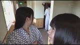 女だけの旅行者に逆ナンされて、僕の唇からチ○コまで求められた。初めての女の人に囲まれてのハーレムプレイ映像7