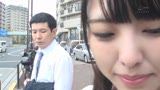 満員バスで夫が横にいるのに他人の勃起チ〇ポがミニスカデカ尻にめり込んで興奮してる人妻。15