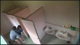 少女を狙ったトイレ強姦魔の映像22