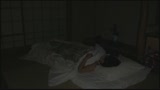 深夜に妹の寝室に忍び込んで盗撮を続ける兄の夜這い映像0