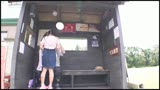日焼け跡が残るロ○ータ美少女バス停わいせつ映像1