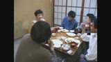 お茶を摘む田舎のお母さん　清水真紀子28