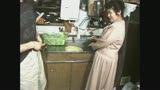 お茶を摘む田舎のお母さん　清水真紀子29