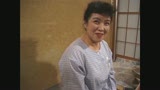 お茶を摘む田舎のお母さん　清水真紀子3