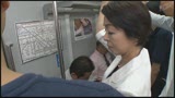 人妻痴漢電車〜さわられた五十路母〜 藍川京子 55歳1