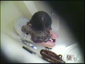 パスタ専門店のマネージャーが故障したトイレで排便する様子と焦っている様子を盗撮した後に便器に残されたオシッコウンコも撮影した映像0