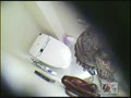 パスタ専門店のマネージャーが故障したトイレで排便する様子と焦っている様子を盗撮した後に便器に残されたオシッコウンコも撮影した映像1