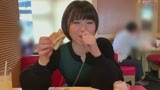 カフェでめっちゃパンを食べる黒髪ショートヘアーの美少女と個撮テイでラブホでハメ撮り交尾！2