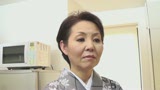 和服が似合うショートヘアーの清楚な熟女さん！落ち着いた雰囲気の熟女さんが乱れイキでナマ中出し！4