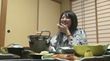 温泉宿の夕食で酒を呑ませて酔いつぶれた人妻さんを介抱するふりしてやっちゃいました！3