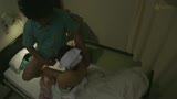 入院中看護師に写真モデルをお願いして、深夜に病室に来てもらい…病室のベッドでなし崩し的に嵌めまくり！17
